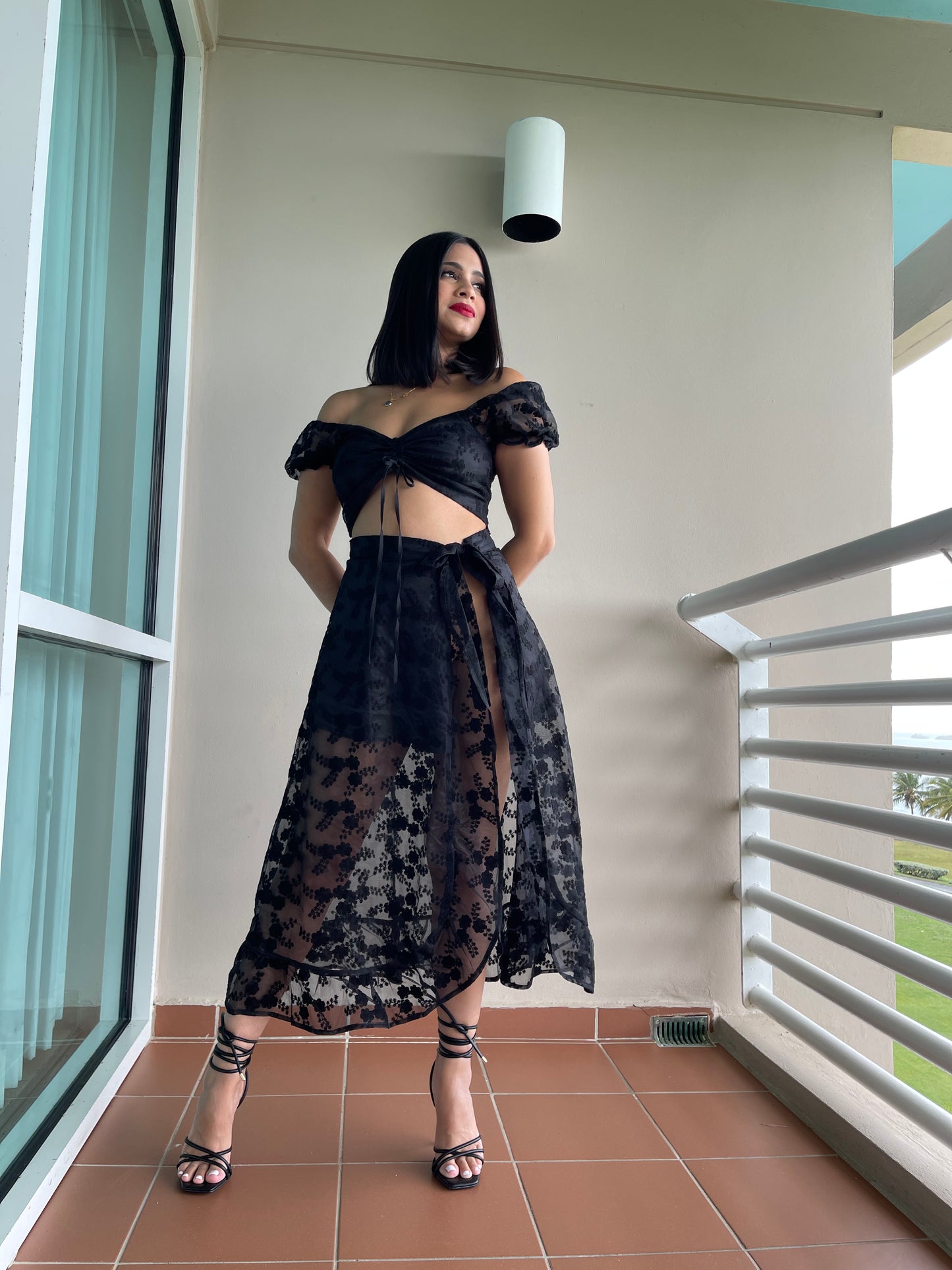 Black puuff sleeve lace crop top and skirt set